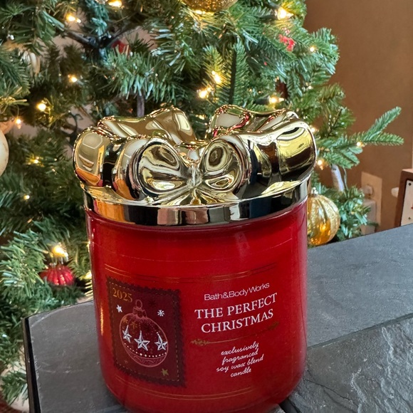 NWT Bath & Body Works "The Perfect Christmas" 3-Wick Candle w/ Gold Bow Lid - Picture 8 of 8
